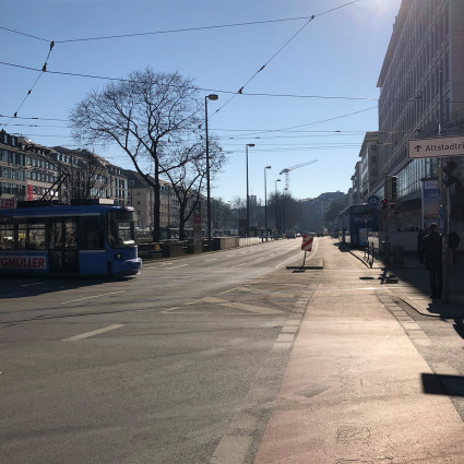 Die Sonnenstraße heute – eine viel befahrene Straße mit wenig Aufenthaltsqualität