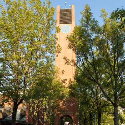 Unter dem freistehenden Kirchturm führt ein Fußweg hindurch.
