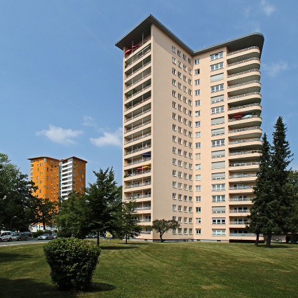 Sternhochhaus (rosa) von 1954 und Sternhochhaus (orange) von 2006