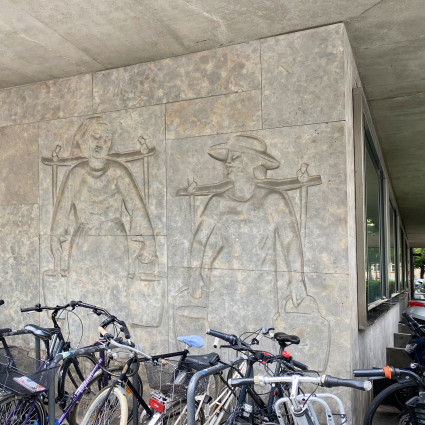Wandrelief mit zwei Wasserträgerinnen von Bildhauer Christian Wrede