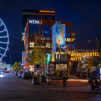 Das Werksviertel-Mitte und die Atelierstraße bei Nacht
