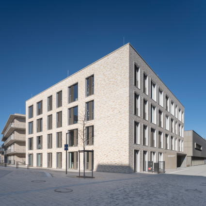 Blick auf das Gebäude der Mittelschule des Campus Strehleranger, 2025