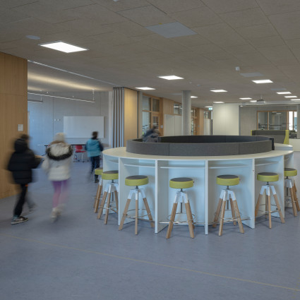 Die Räumlichkeiten bieten viele Sitz- und Begegnungsbereiche.