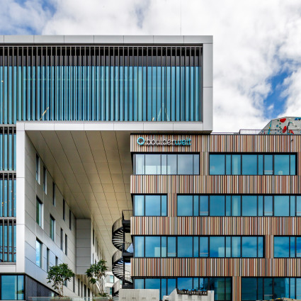 Das „i9 Plaza“ wurde 2019 fertiggestellt. In dem Blockrandgebäude befinden sich Einzelhandel, ein Hotel, Büros, Apartments und ein Kletterzentrum.