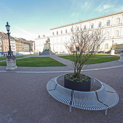 Der Platz wurde mit Rasen begrünt und beweglichen Möbeln und Pflanzkübeln ausgestattet