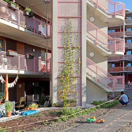 Die Balkone und Laubengänge zum Innenhof sind Hingucker, 2023.