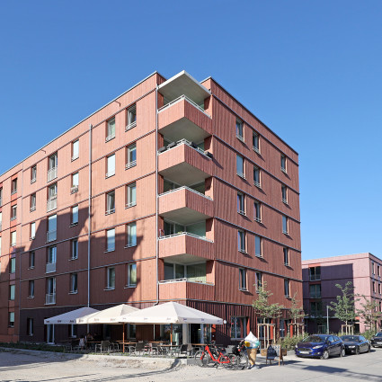 Die Fassade ist mit unterschiedlichen Hölzern gestaltet, 2023