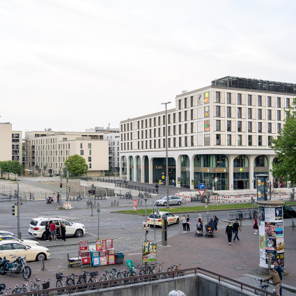 Blick von der U-Bahnhaltestelle Neuperlach Zentrum auf den Hanns-Seidel-Platz