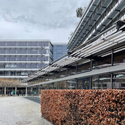 Das Technische Rathaus ist recht gläsern – so gelangt Tageslicht ins Innere.