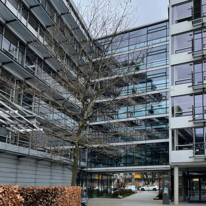 Die Verbindung von Glasfronten, Sichtbeton und durchgängigen Fensterbänken lässt das Gebäude modern und offen wirken.