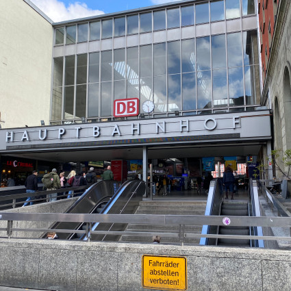 Eingangsbereich am Südlichen Vorplatz in der Bayerstraße, 2023