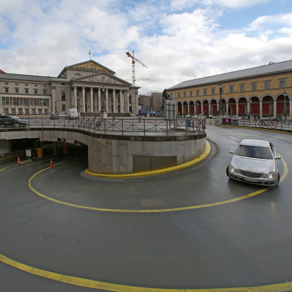 Die Zufahrt in die Tiefgarage beeinträchtigt die Wirkung des Max-Joseph-Platzes und seiner Aufenthaltsqualität, 2016