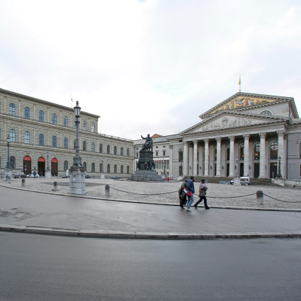 Der Max-Joseph-Platz mit dem Monument von König Max Joseph I., mit Residenz, Residenztheater und Nationaltheater im Hintergrund, 2016