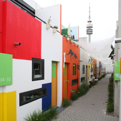 Die Fassaden der Bungalows sind vielfältig gestaltet und vermitteln Lebendigkeit.