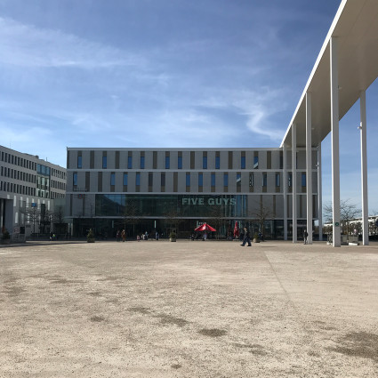 View of the western part of the Riem Arcaden along the portico, 2021