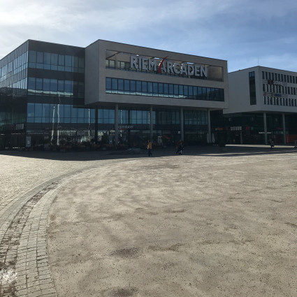Blick auf das zentrale Gebäude der Riem Arcaden, 2021