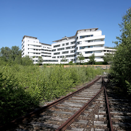 Blick über die stillgelegten Gleise auf das neue Quartier