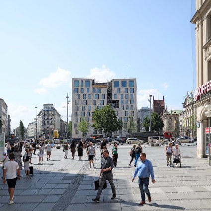 Blick auf das Hotel Königshof am Stachus von der Fußgängerzone aus, 2023