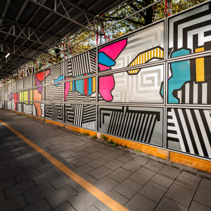 Kunstinstallation an der Baustelle mit den Dackeln